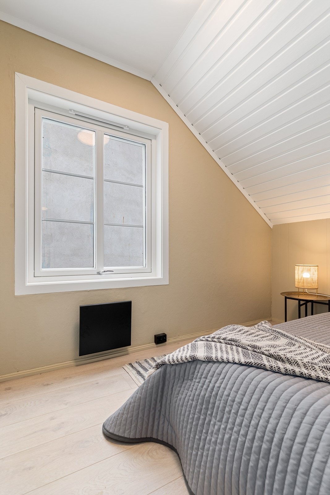 Rommet gir plass for seng og tilhørende møblement Galleribilde