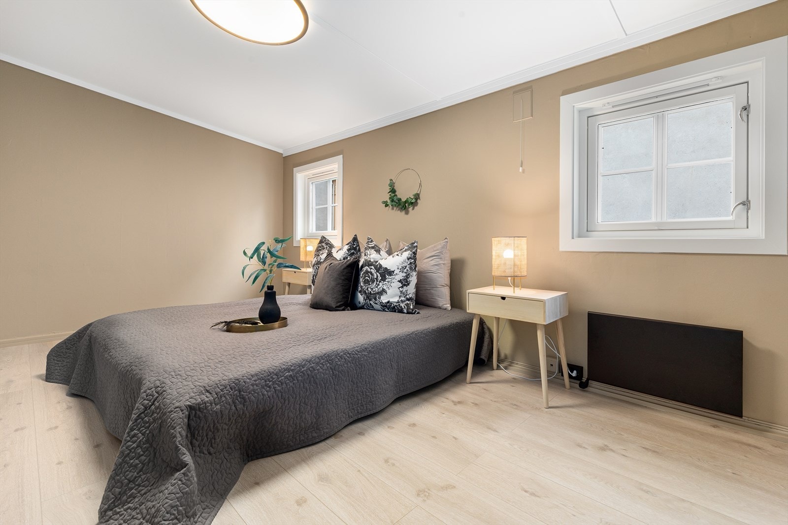 Hovedsoverommet er meget romslig med god plass for dobbeltseng og tilhørende nattbord Galleribilde