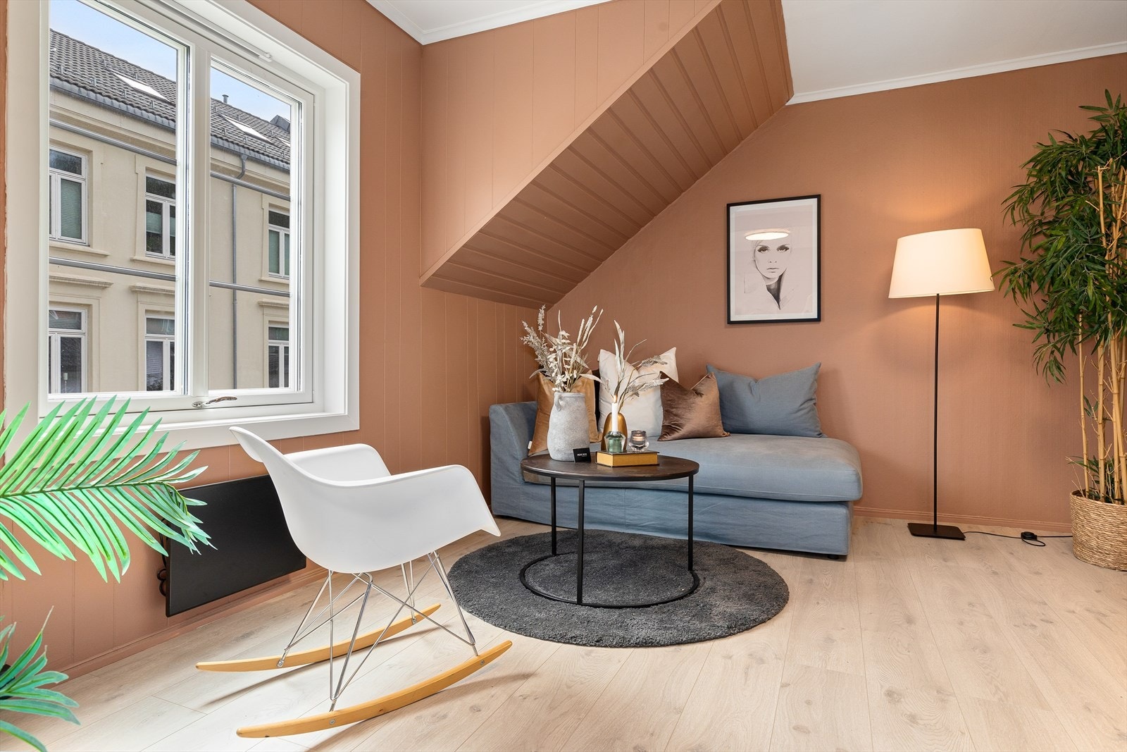 Stuen gir plass for sofagruppe med tilhørende tv-møblement Galleribilde