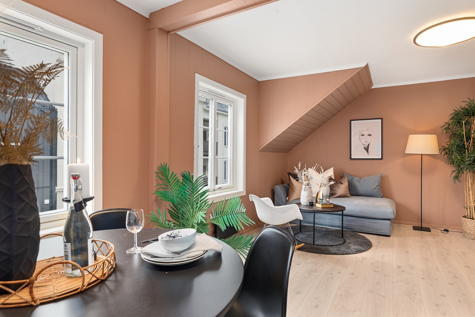 Store vindusflater som bidrar til godt med naturlig lys Galleribilde