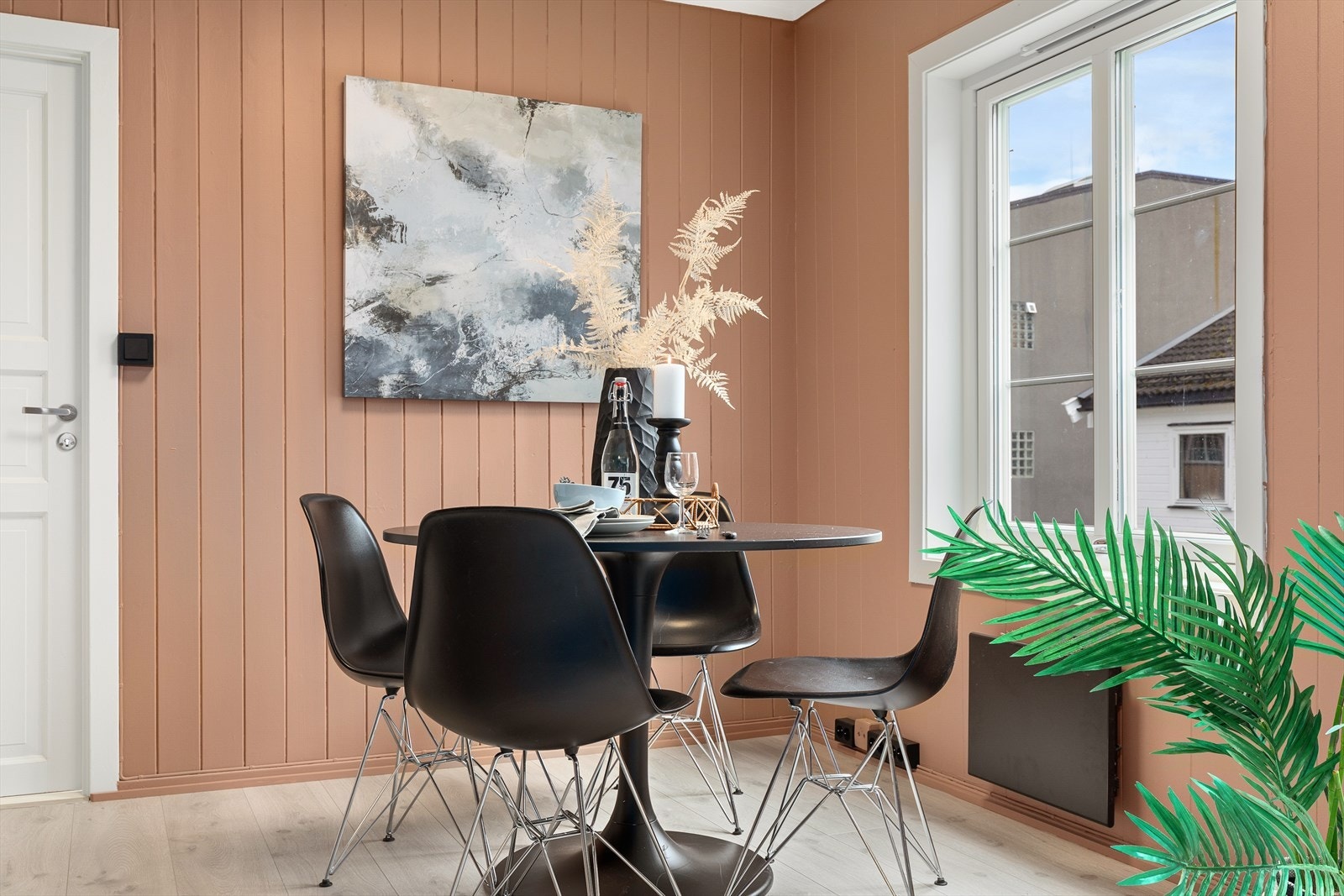 Videre er det plass for hyggelig spisebord i stuen Galleribilde