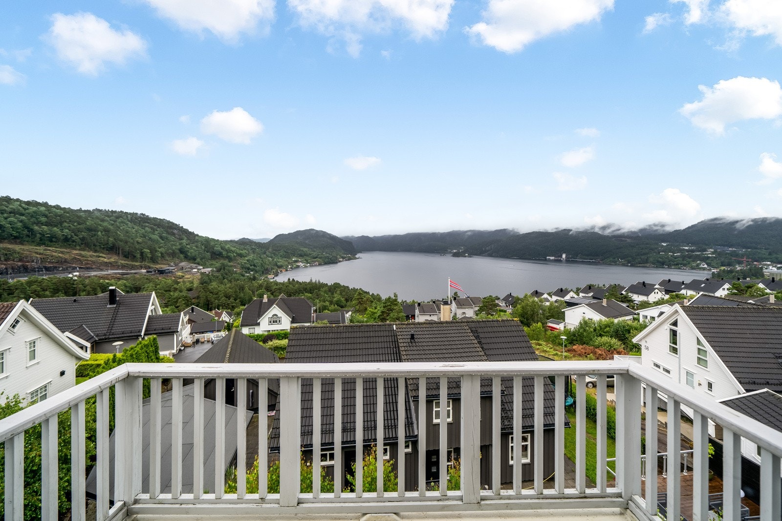 Flott utsikt over store deler av fjorden. Her kan man nyte solen usjenert hele dagen. Galleribilde