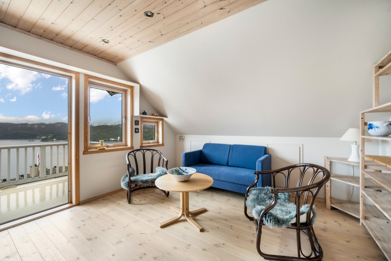 Mye naturlig lysinnslipp og utgang til en solrik balkong med gode solforhold. Galleribilde