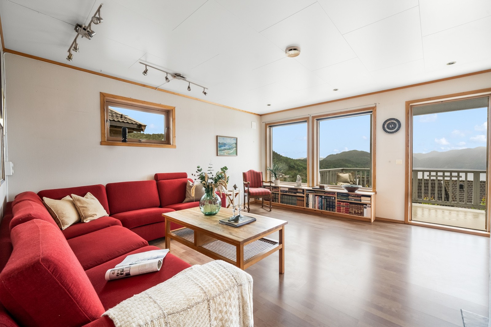 Romslig stue med nydelig utsikt over fjorden. Utgang til veranda Galleribilde