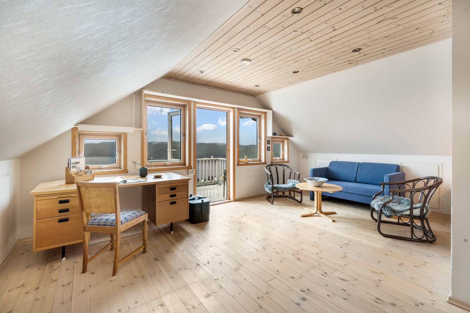 Stor og romslig loftstue med utgang til sørvendt balkong. Galleribilde