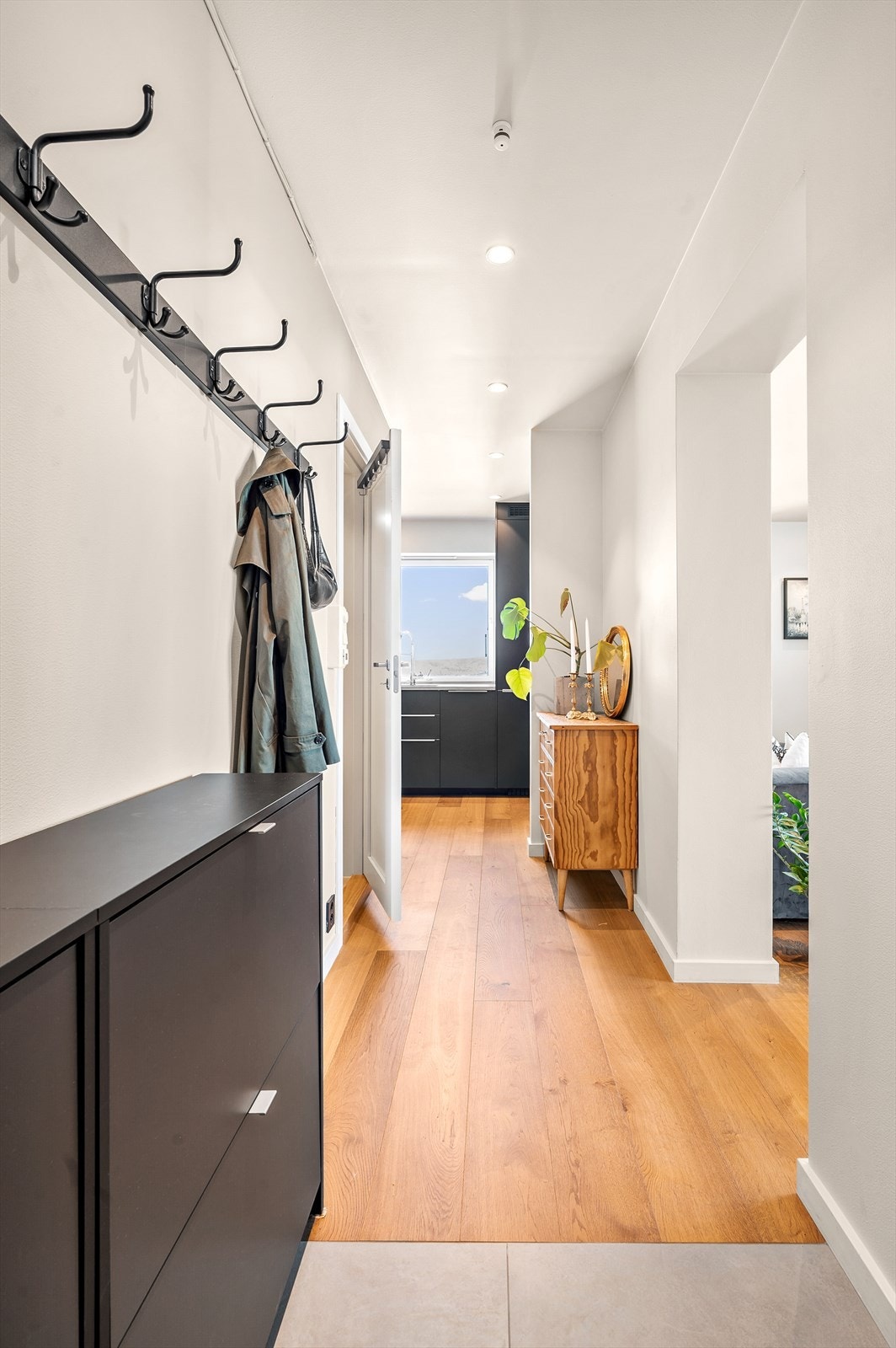 - I entréen er det god plass for oppbevaring - Galleribilde