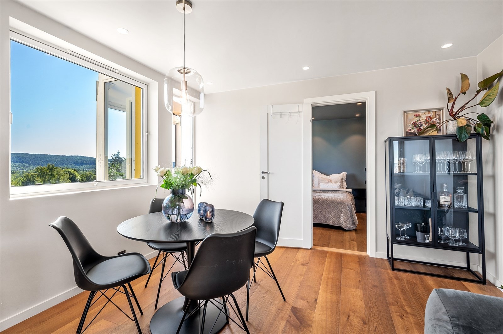 - Hyggelig stue med plass til spisebord - Galleribilde