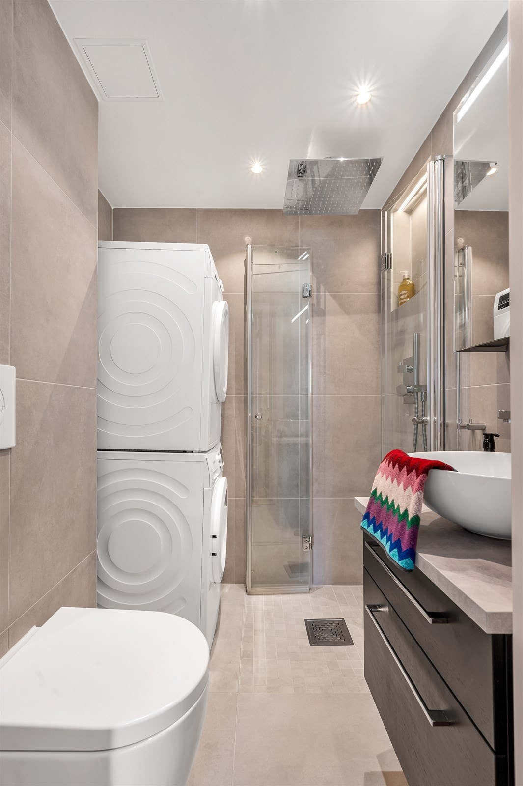 - Meget pent flislagt bad med takhengt dusj og opplegg til vaskemaskin og tørketrommel - Galleribilde