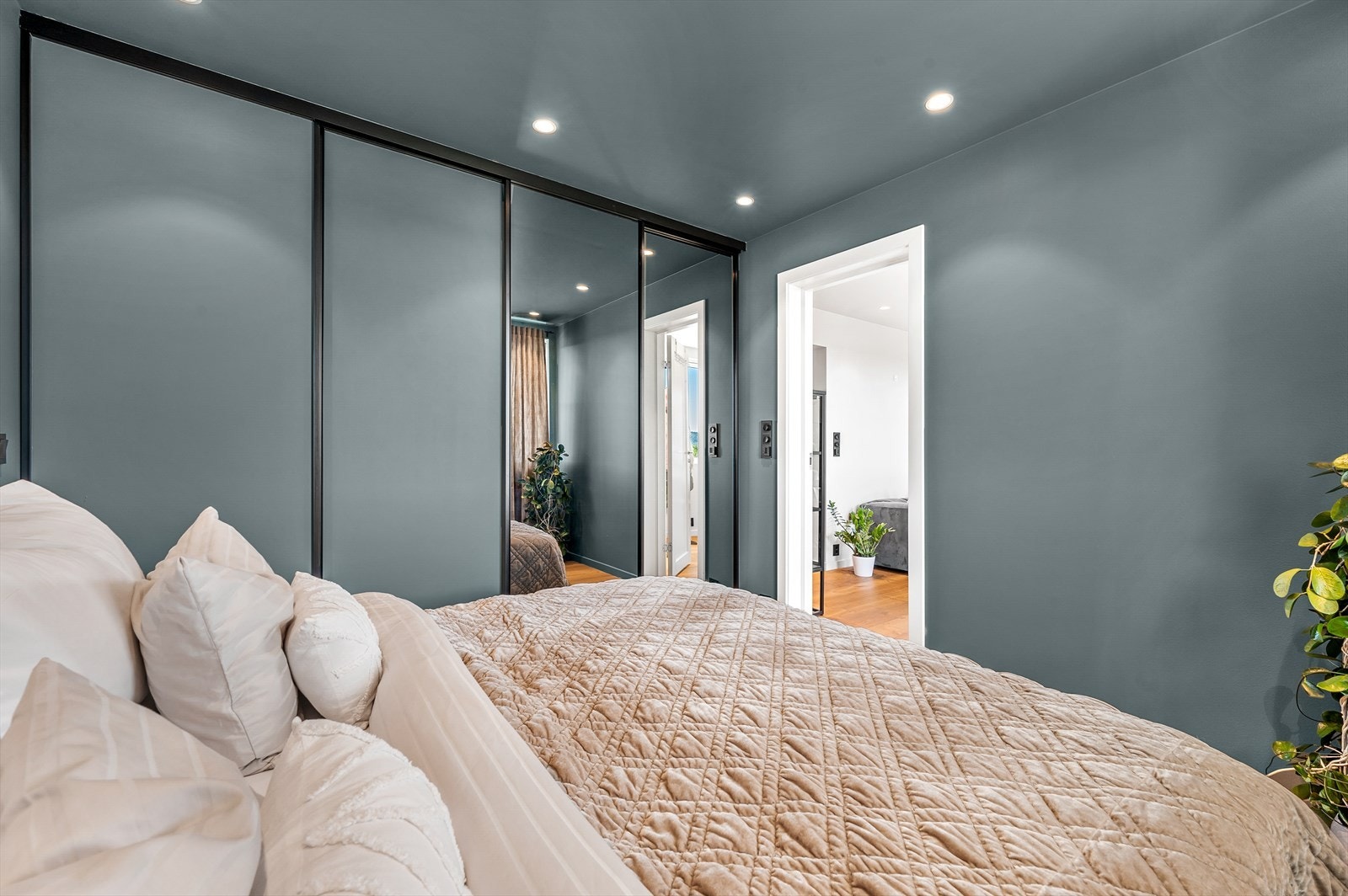 - Soverom med stor tilhørende skyvedørs-garderobe - Galleribilde