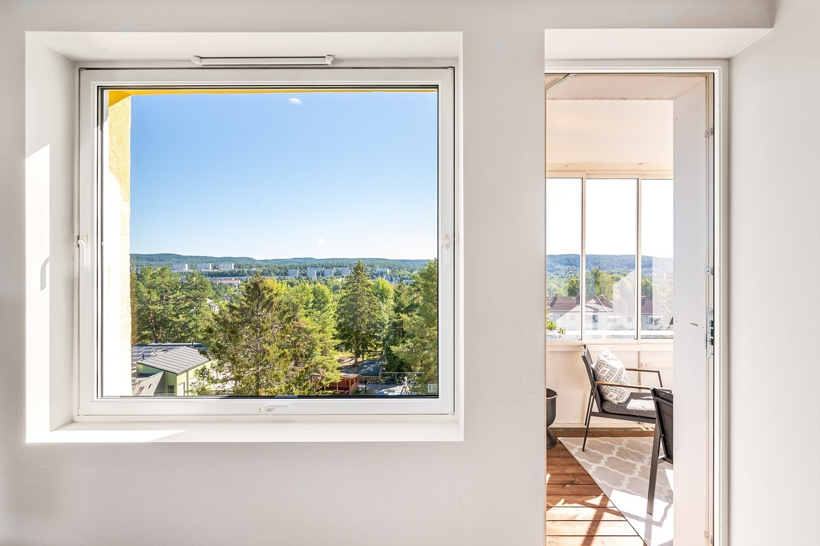 - Store solvendte vindusflater skaper en lys og trivelig innvendig atmosfære - Galleribilde