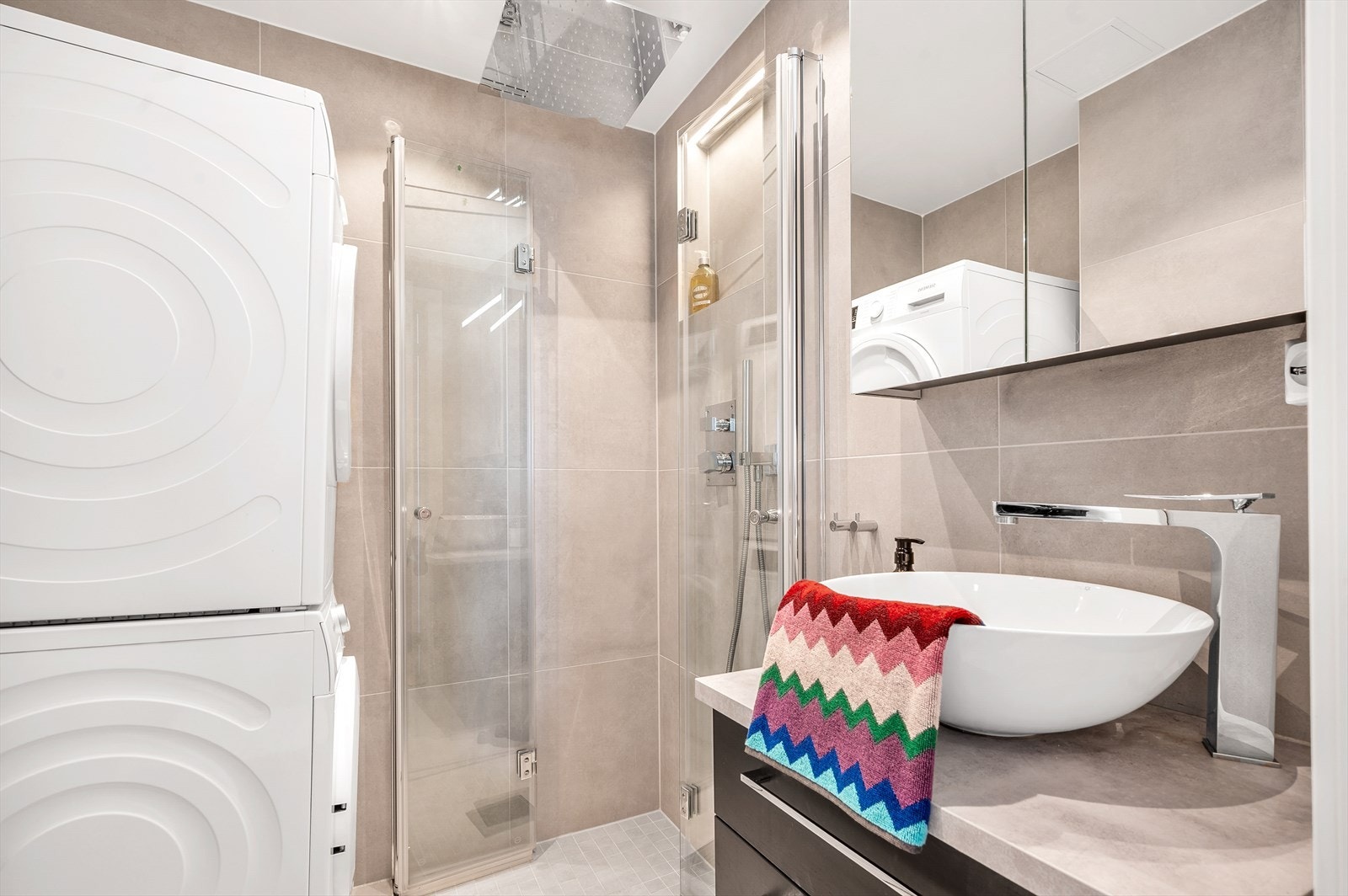 - Flislagt bad med moderne baderomsinnredning fra 2023 - Galleribilde