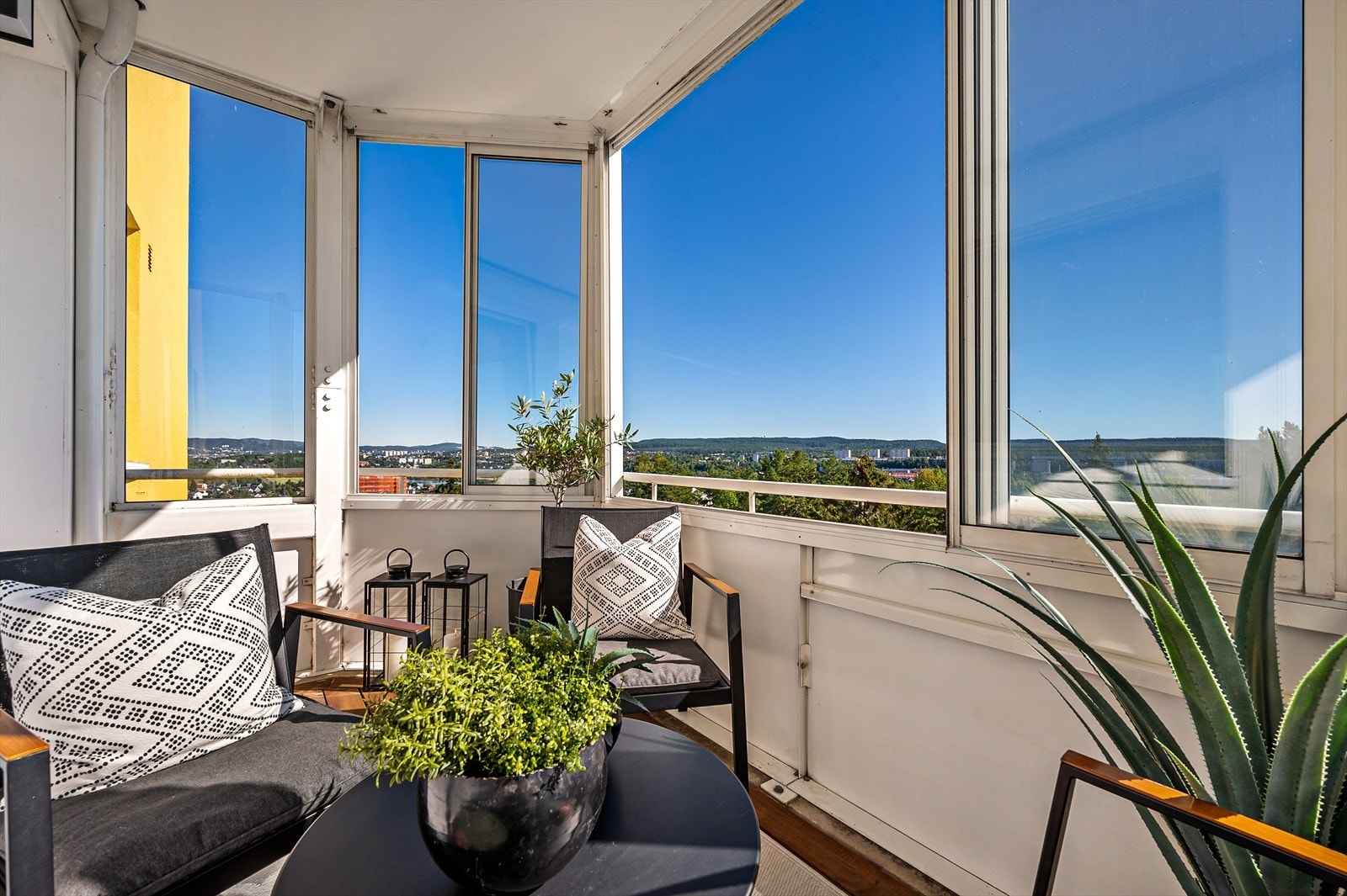 - Innglasset balkong med god plass for møblering - Galleribilde