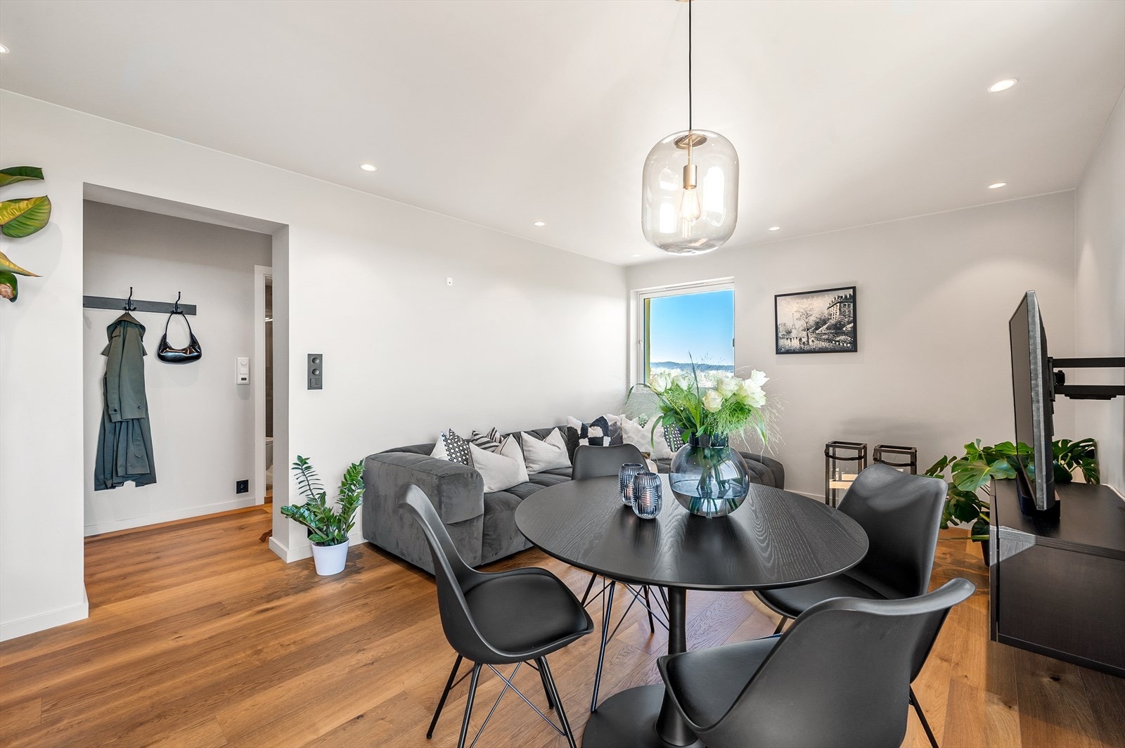 - Pen stue med flott utsikt over nærområdet - Galleribilde