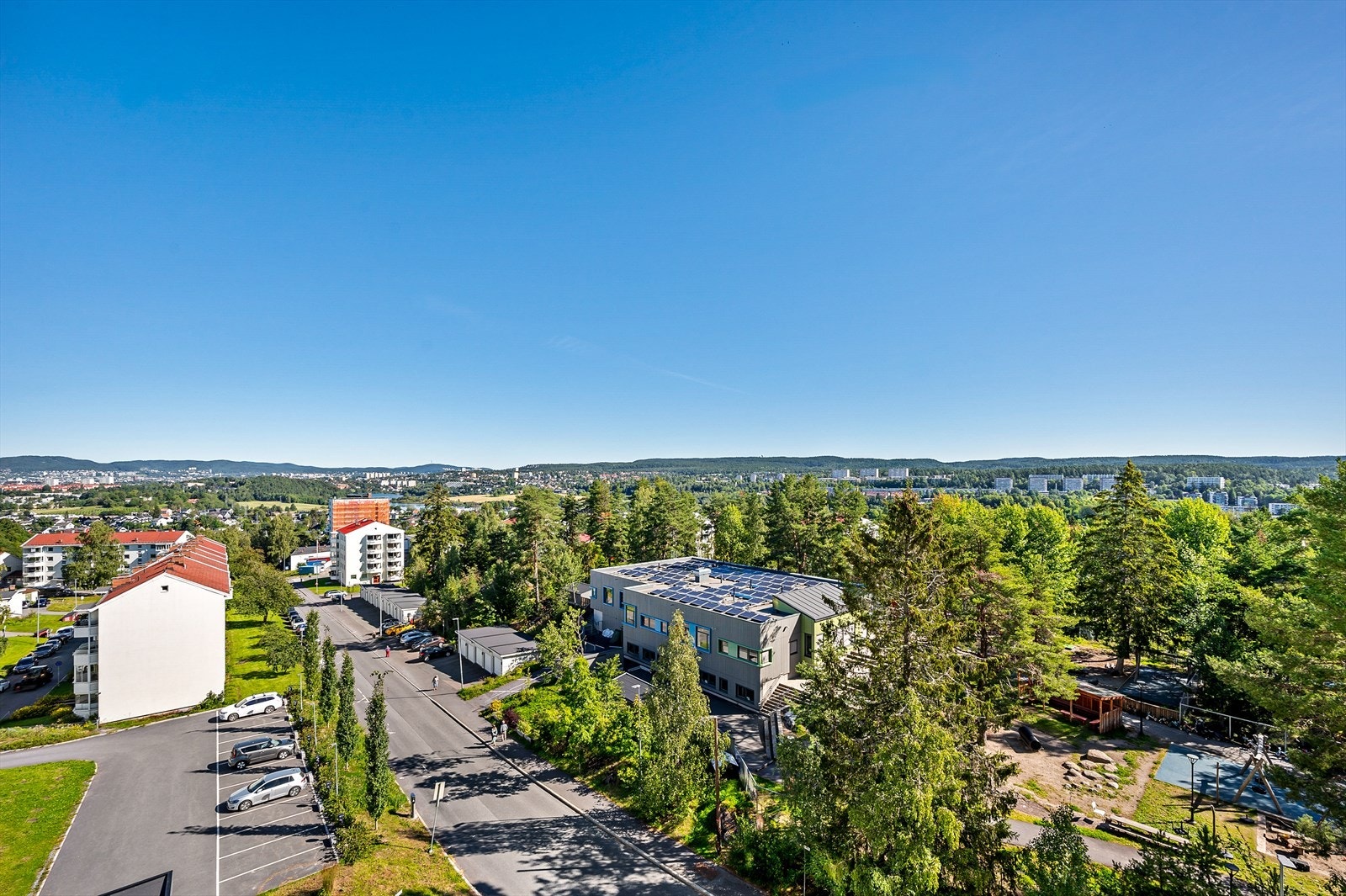 - Utsikt fra balkong over nærområdet - Galleribilde