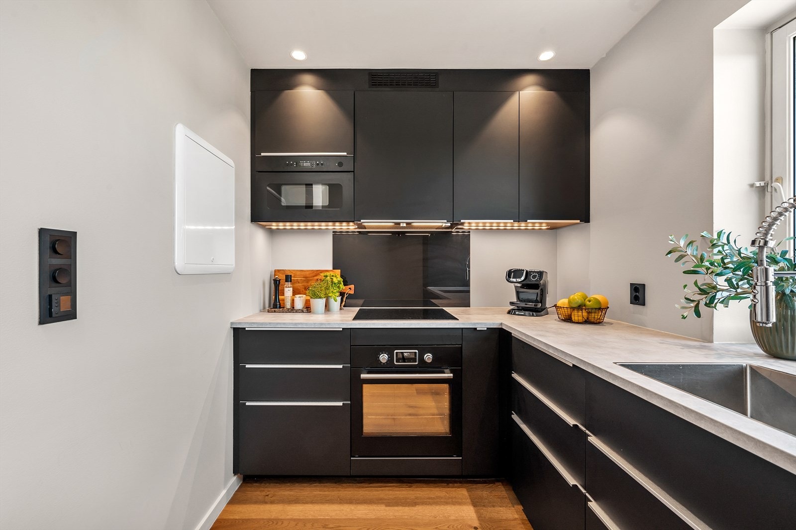 - Meget pent kjøkken med tilhørende integrerte hvitevarer - Galleribilde