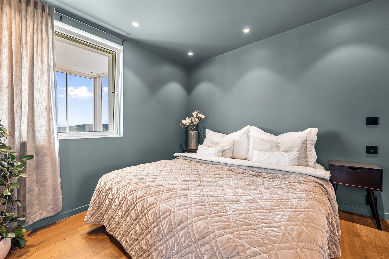 - Soverom med moderne fargevalg på vegger og i tak - Galleribilde