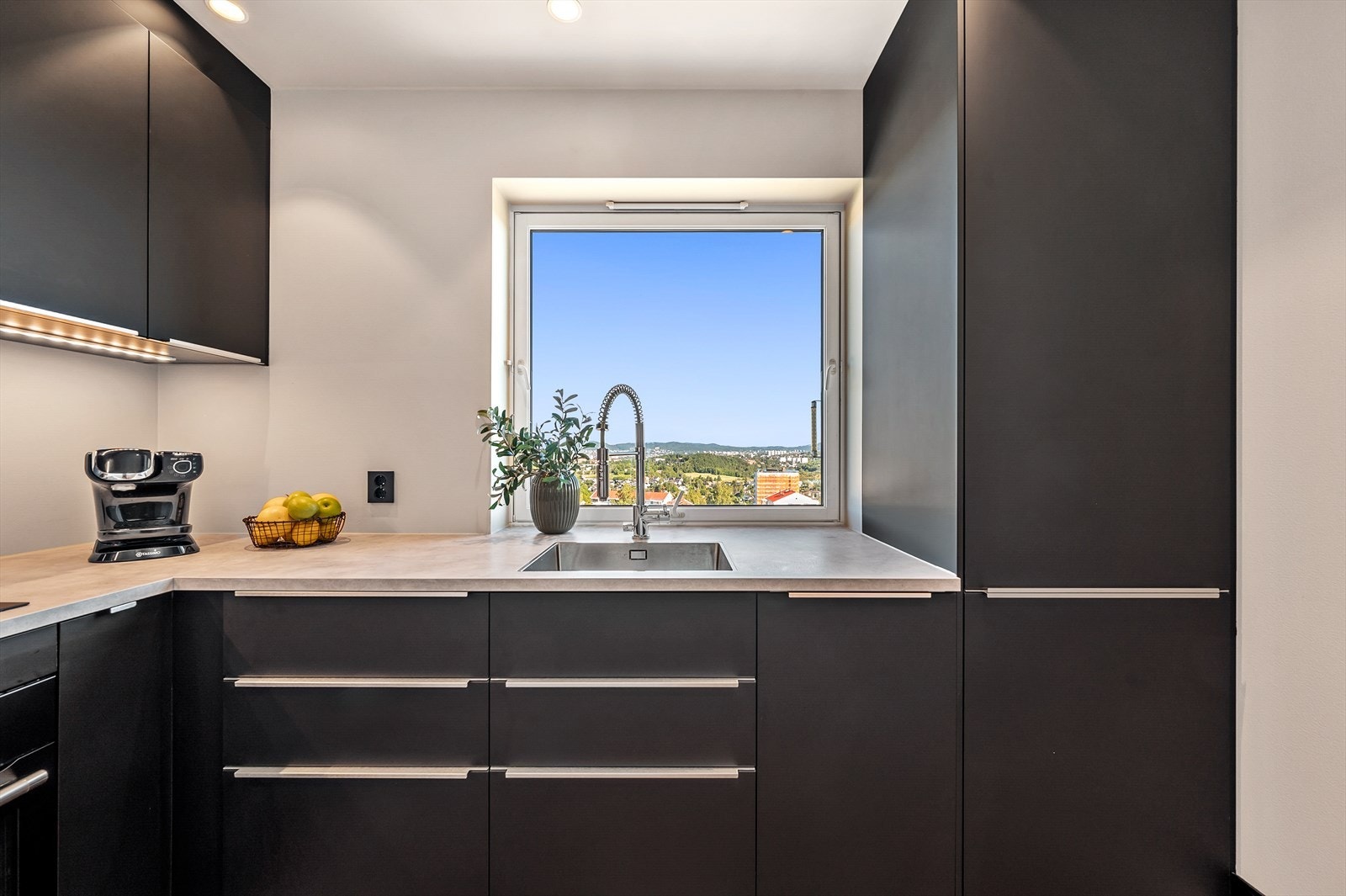 - Her har du også en fantastisk utsikt fra kjøkkenvinduet! - Galleribilde