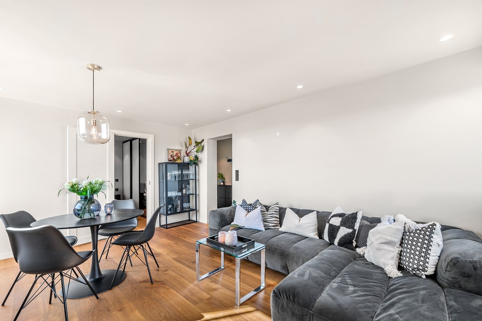 - Lys og trivelig stue med downlights (LED) - Galleribilde