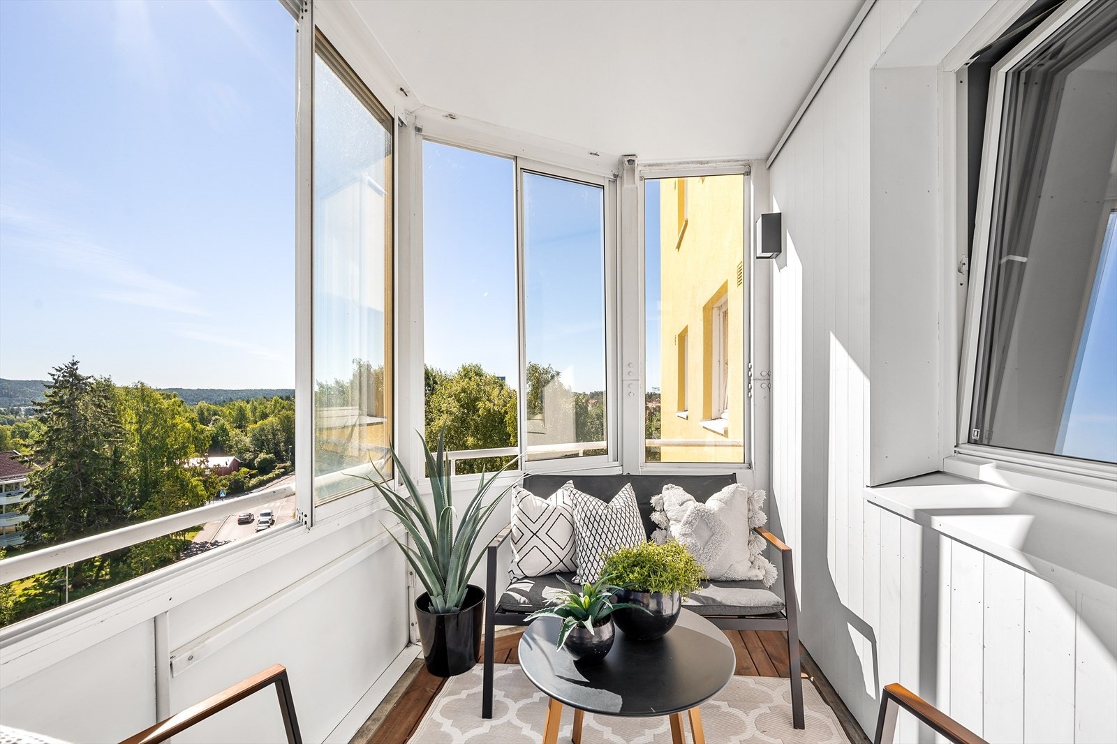 - Balkong med store vindusflater som kan åpnes opp - Galleribilde