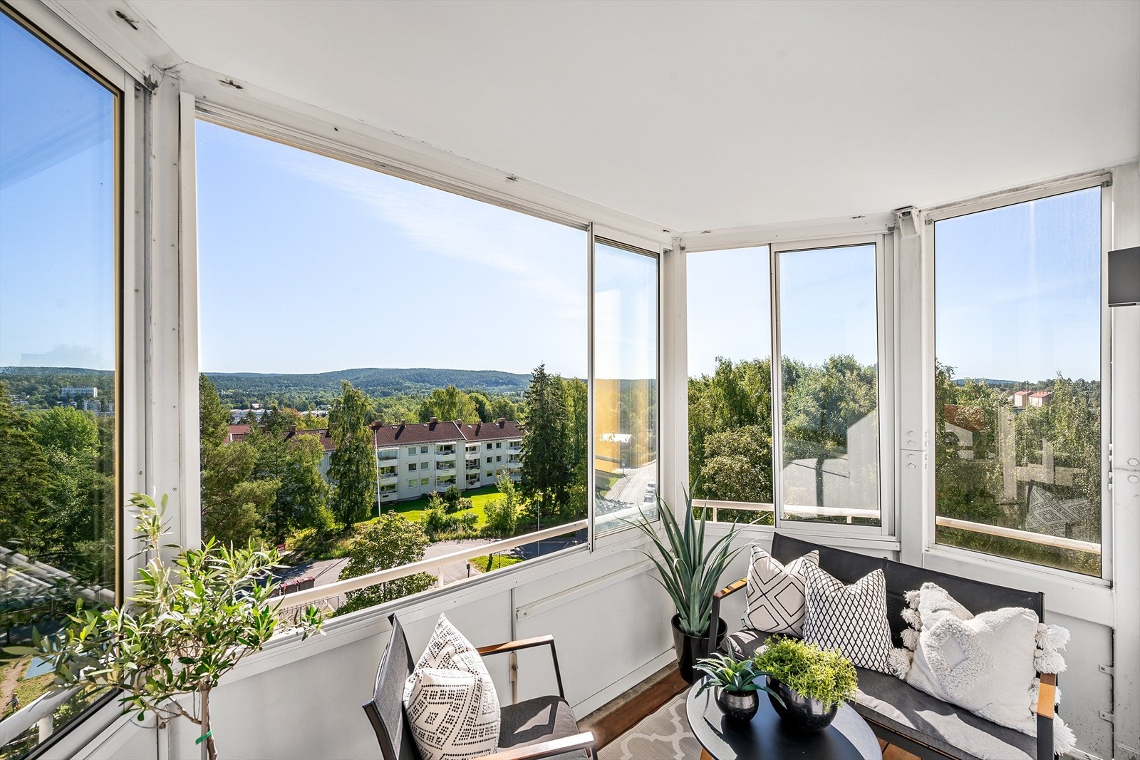 - Luftig balkong på 6kvm med plass til bord og stoler - Galleribilde