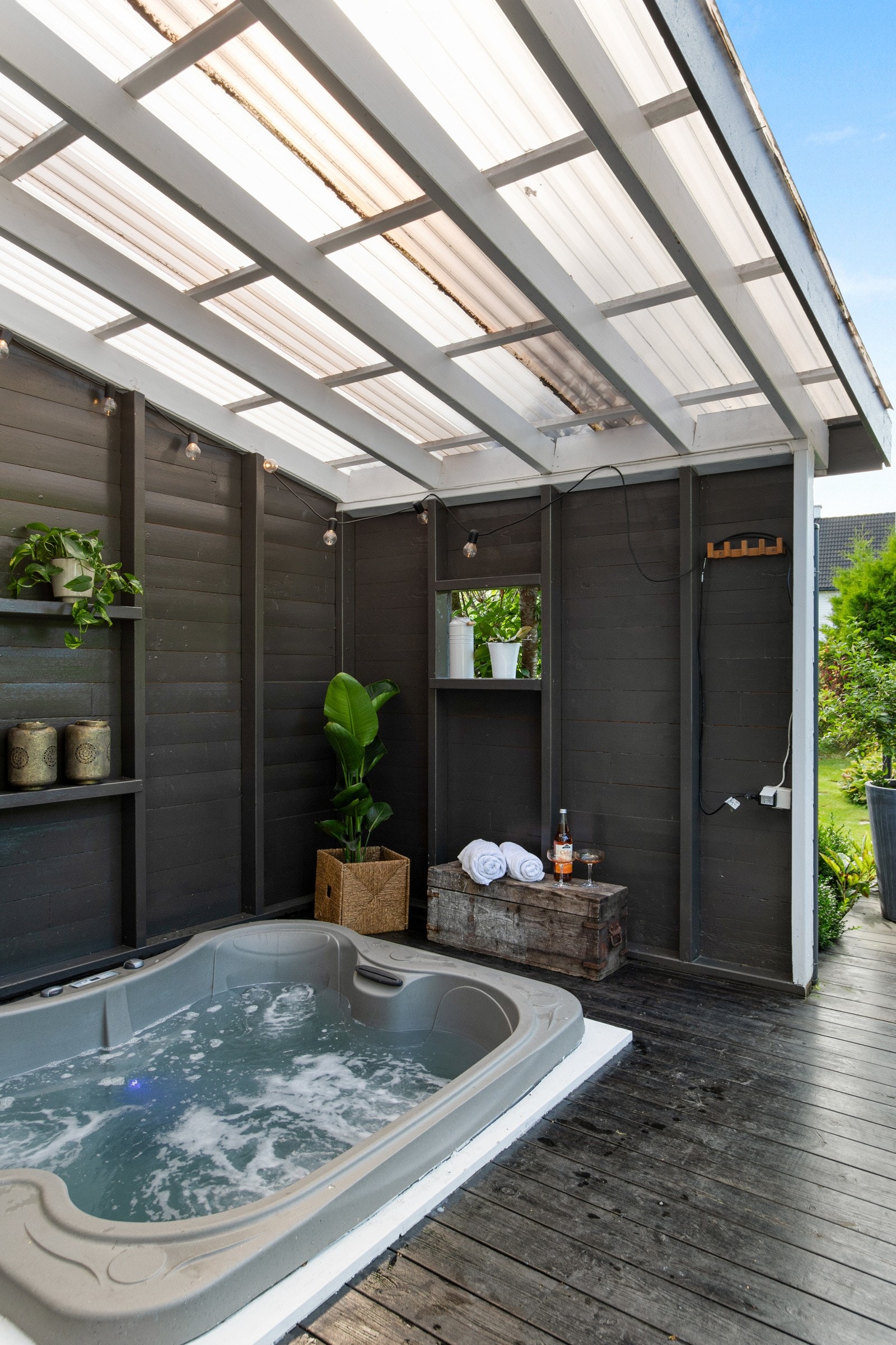 Terrassen har nedfelt jacuzzi - en ekstra luksus. Galleribilde