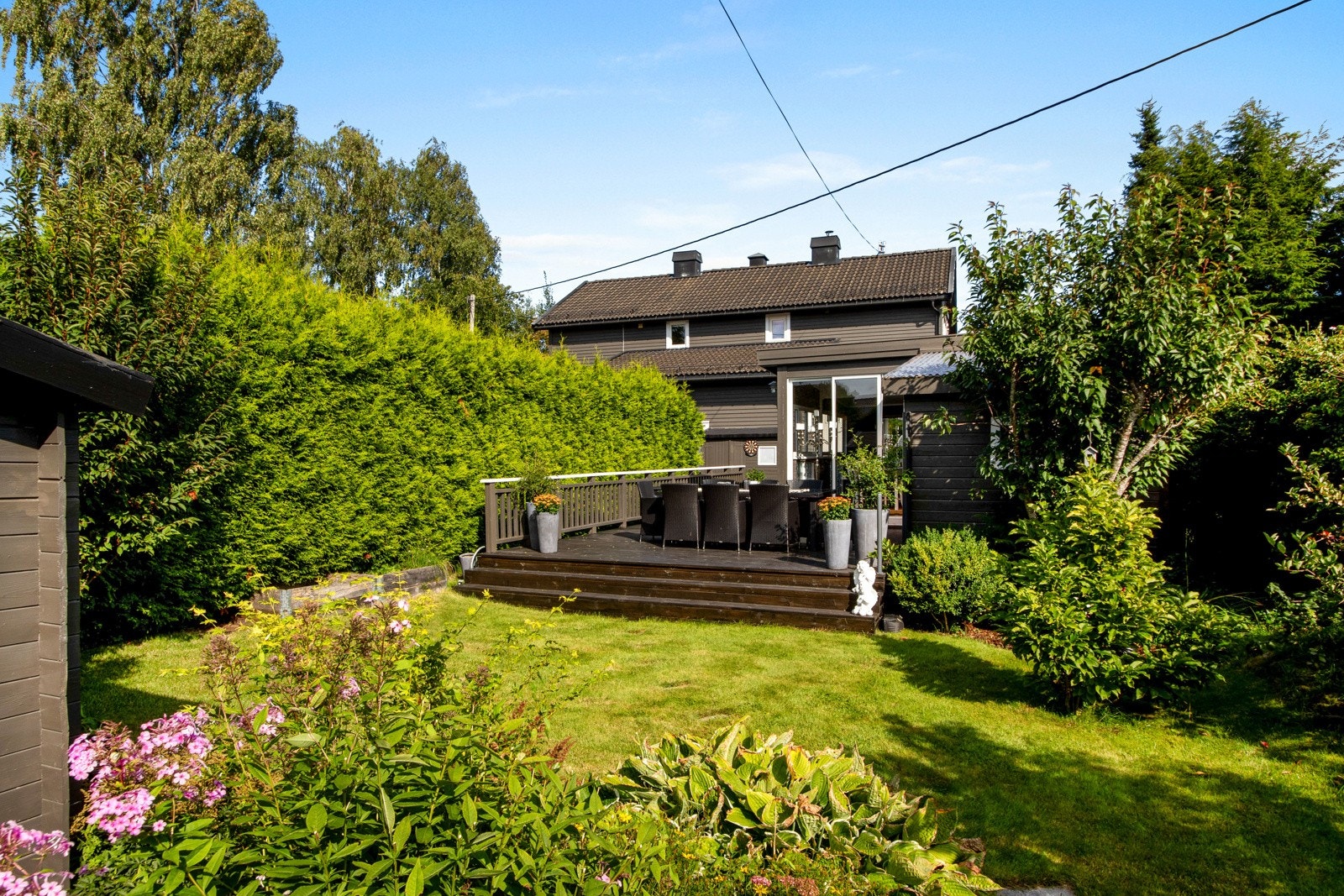 Eiendommen er flott opparbeidet med hage, stort terrasseområde, veranda og balkong. Galleribilde
