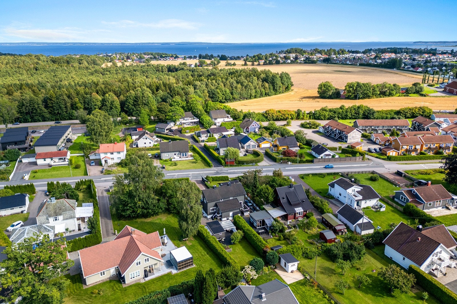 Tomannsboligen ligger i et rolig, barnevennlig og veletablert boligområde på Gauterød i Tønsberg kommune. Området har skoler og barnehager, og ligger ca. 4,5 km fra Tønsberg sentrum hvor du finner alt av bymessige fasiliteter. Galleribilde