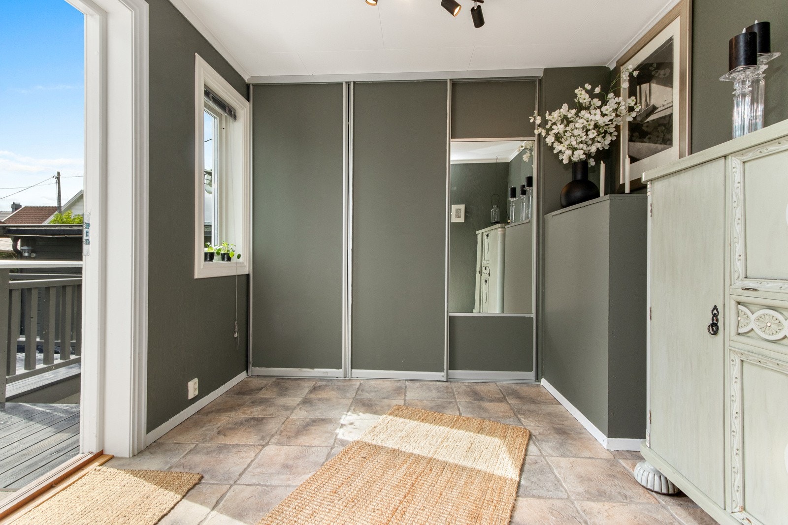 Entréen ligger i første etasje, og er romslig utformet med god plass til av- og påkledning. I den ene veggen er det innfelt en bred skyvedørsgarderobe med god plass til yttertøy og sko. Galleribilde