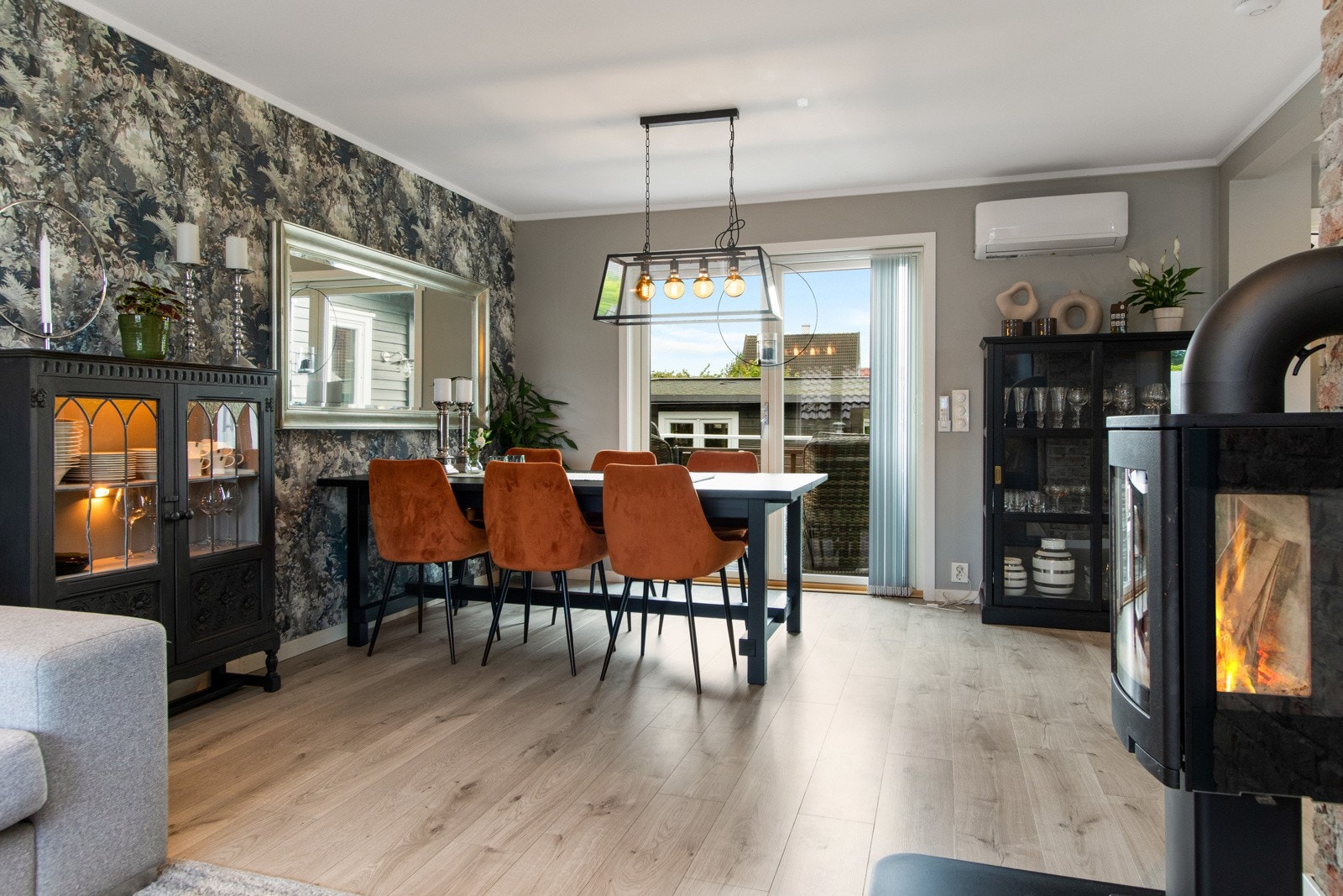 Hjemmets sosiale hovedsone består av en stor stue med plass til spisestue - et åpent og luftig rom med gjennomgående lys og romslig areal. Galleribilde