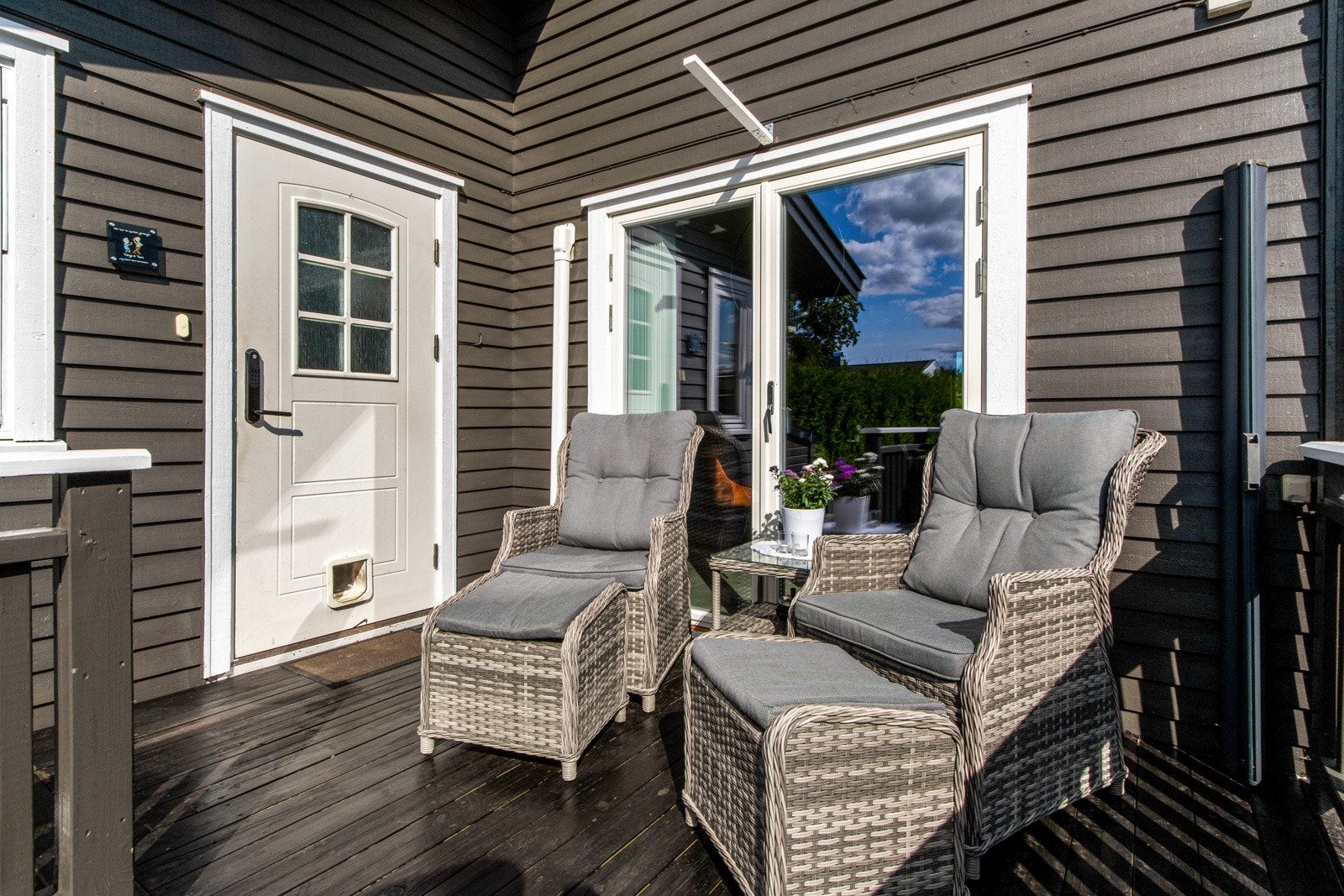 Verandaen ligger ved entréen og stuen/spisestuen, og har en høyere plassering enn terrassen og hagen. Denne delen har gode solforhold og luftig atmosfære, og vil være et fint sted å rusle ut til når været tillater. Galleribilde