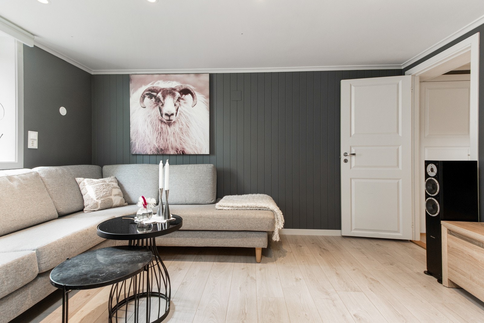 I tillegg til den sosiale sonen i første etasje, inkluderer boligen en romslig kjellerstue. Et smart innredet rom for storfamilien, som gir ekstra boltreplass for vennebesøk og annet. Galleribilde