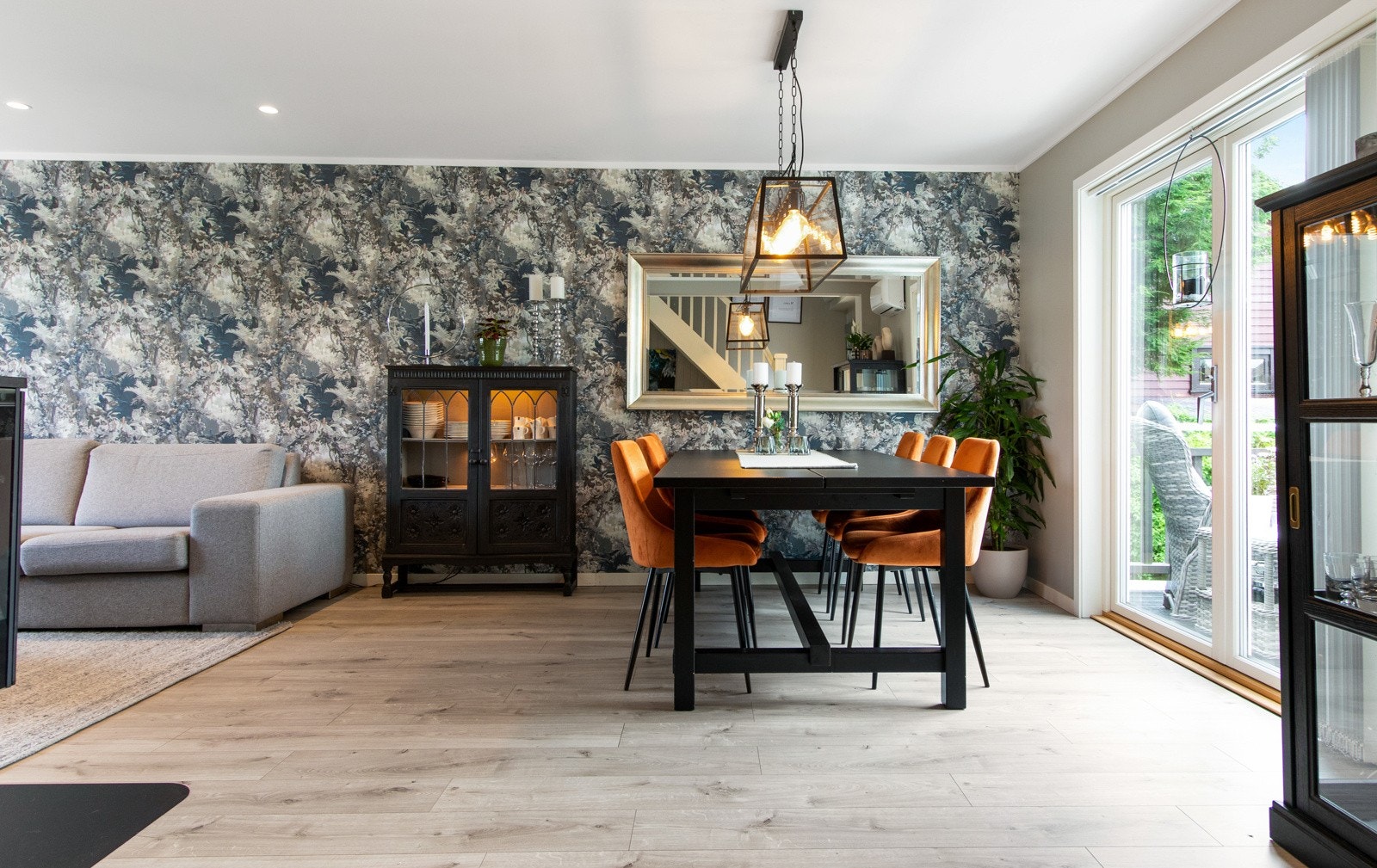Gulvet er belagt med enstavs laminat og det hvitmalte, glatte taket har downlights. Galleribilde