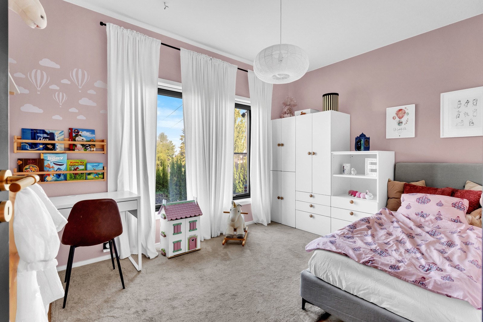 Soverom 4 med god plass til seng, garderobe og andre sovemøblement. Galleribilde