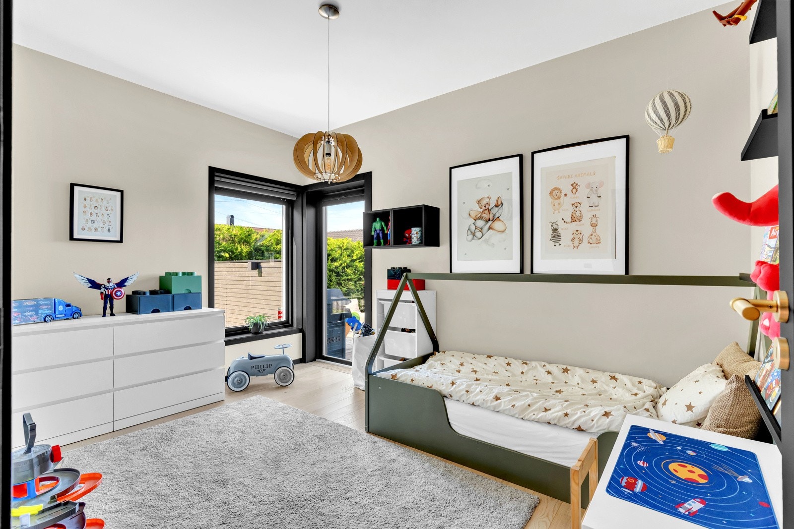 Soverommet i første etasje byr på en romslig atmosfære Galleribilde