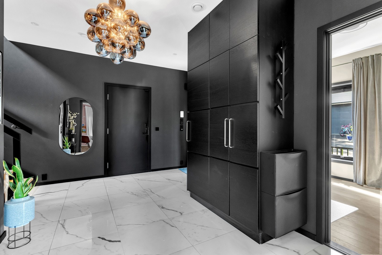 Gulvet er belagt med fliser av typen Glade Zinsa, i dimensjonen 60x60, som sammen med gulvvarme Galleribilde