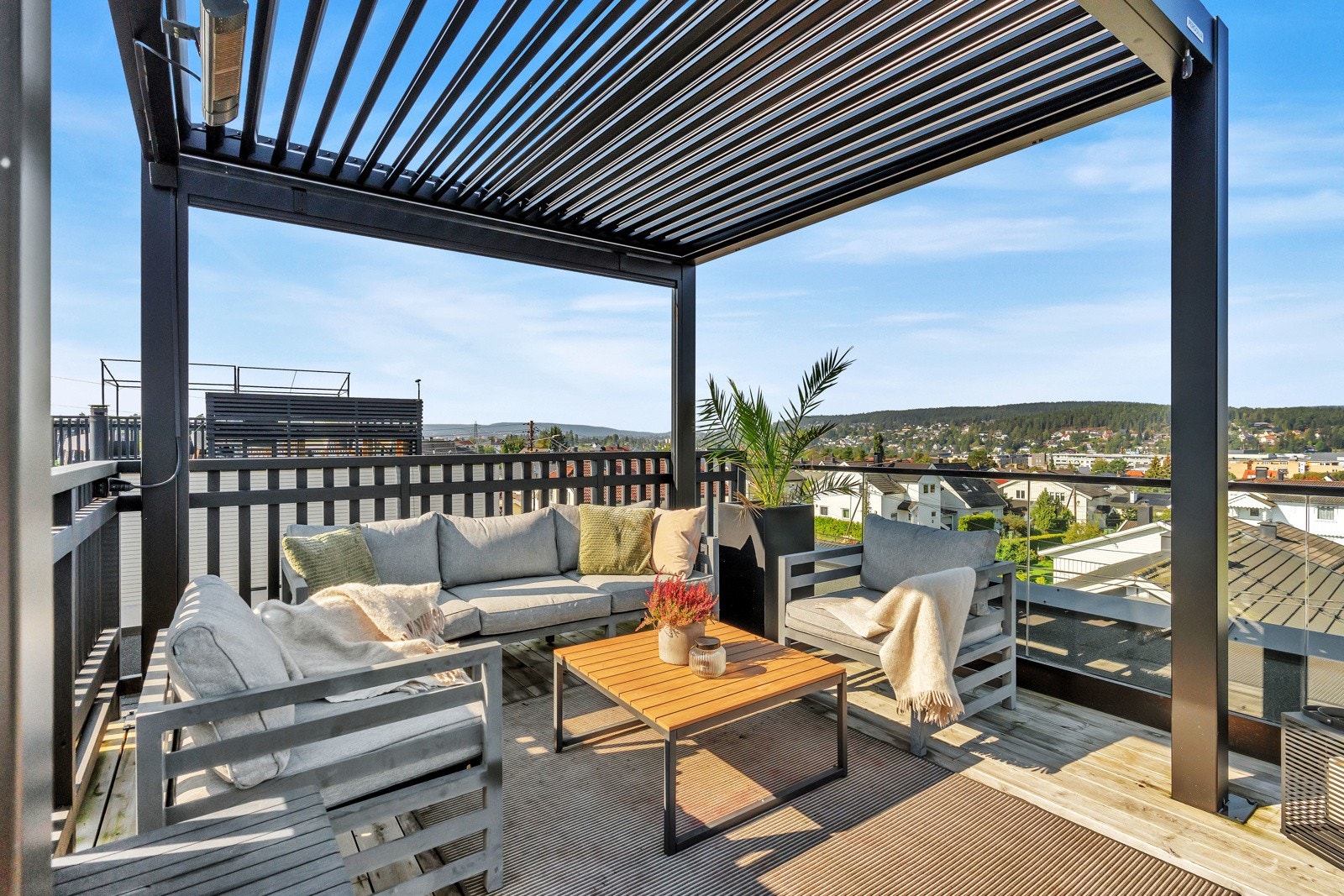 God plass for pergola med varmeovn, sittegruppe og andre møblement. Galleribilde