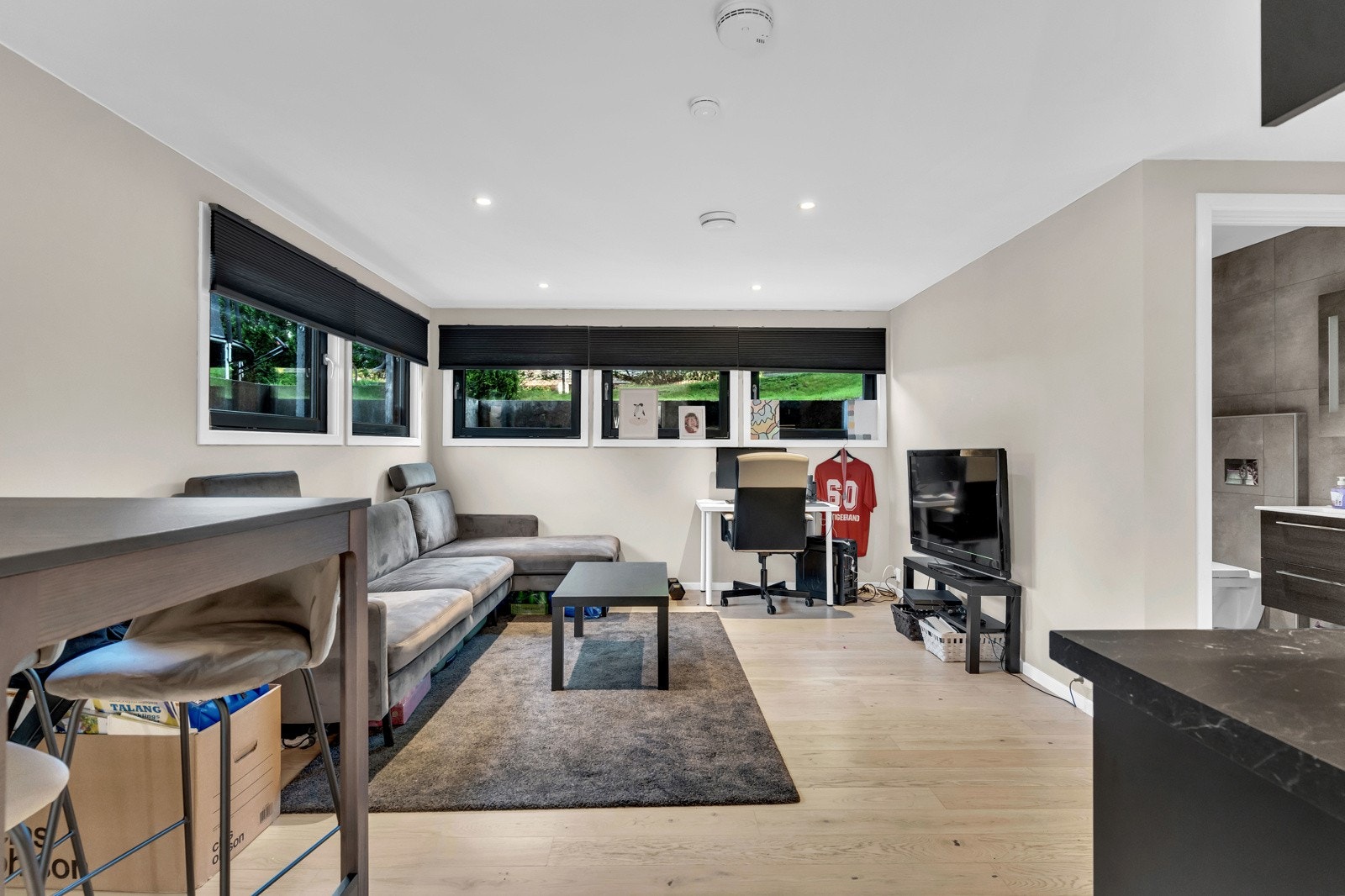 I kjelleren finner du en kjellerstue på ca. 34,8 kvm med egen adkomst, bad og toalett. Galleribilde