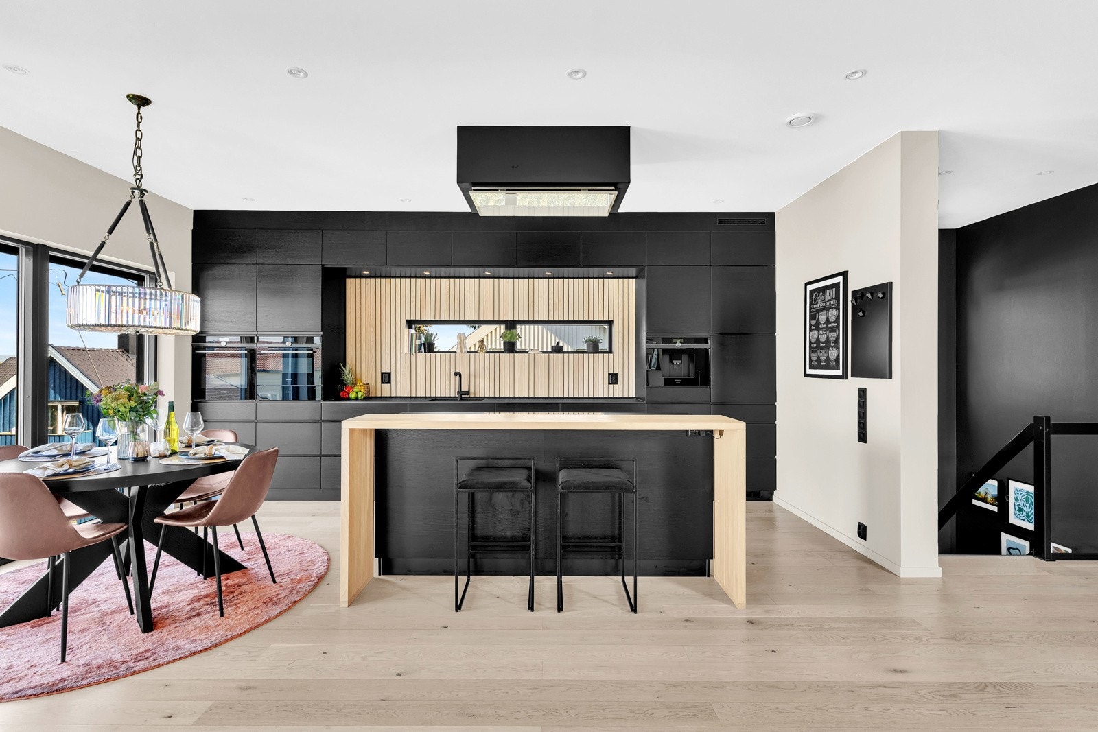 Stor og flott kjøkkken med mye benke og skapplass. Galleribilde