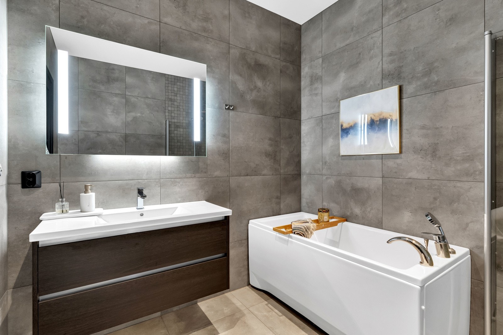 Det er totalt 3 bad i boligen. Alle badene har en gjennomgående høy standard med overflater som fremstår i god stand, og de praktiske detaljene understreker boligens moderne karakter. Galleribilde