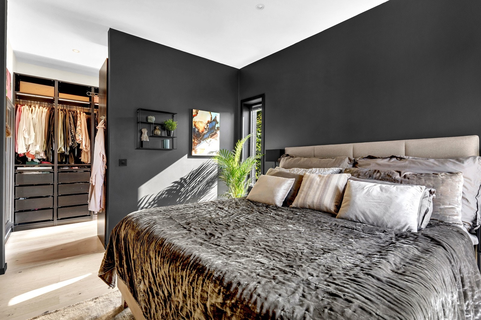 Dette soverommet er del av en suite-løsning som inkluderer eget bad og garderobe, noe som gir en eksklusiv og komfortabel boopplevelse. Galleribilde