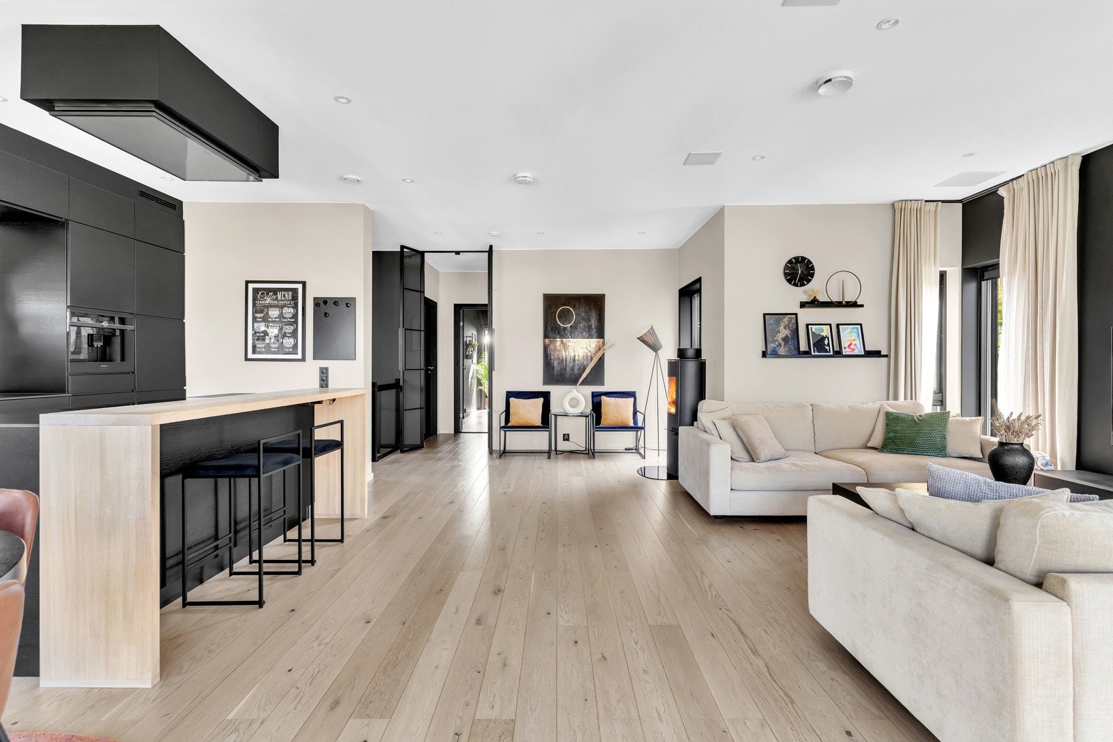 Stor stue som gjør det enkelt å møblere. Galleribilde