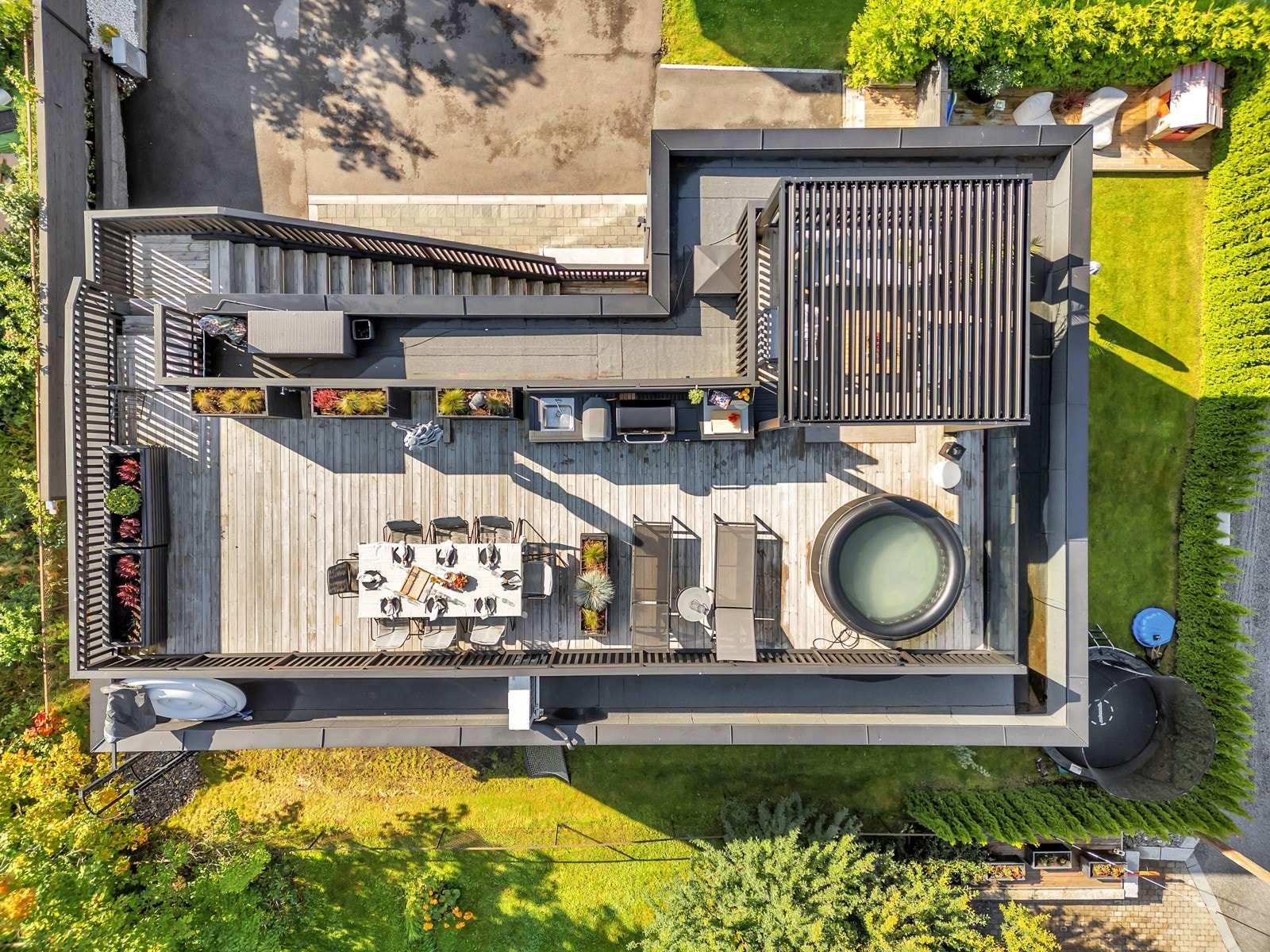 Felles tomt på 868 m2 er pent opparbeidet og byr på en relativt flat utforming, som gir gode muligheter for lek og utendørsaktiviteter. Galleribilde