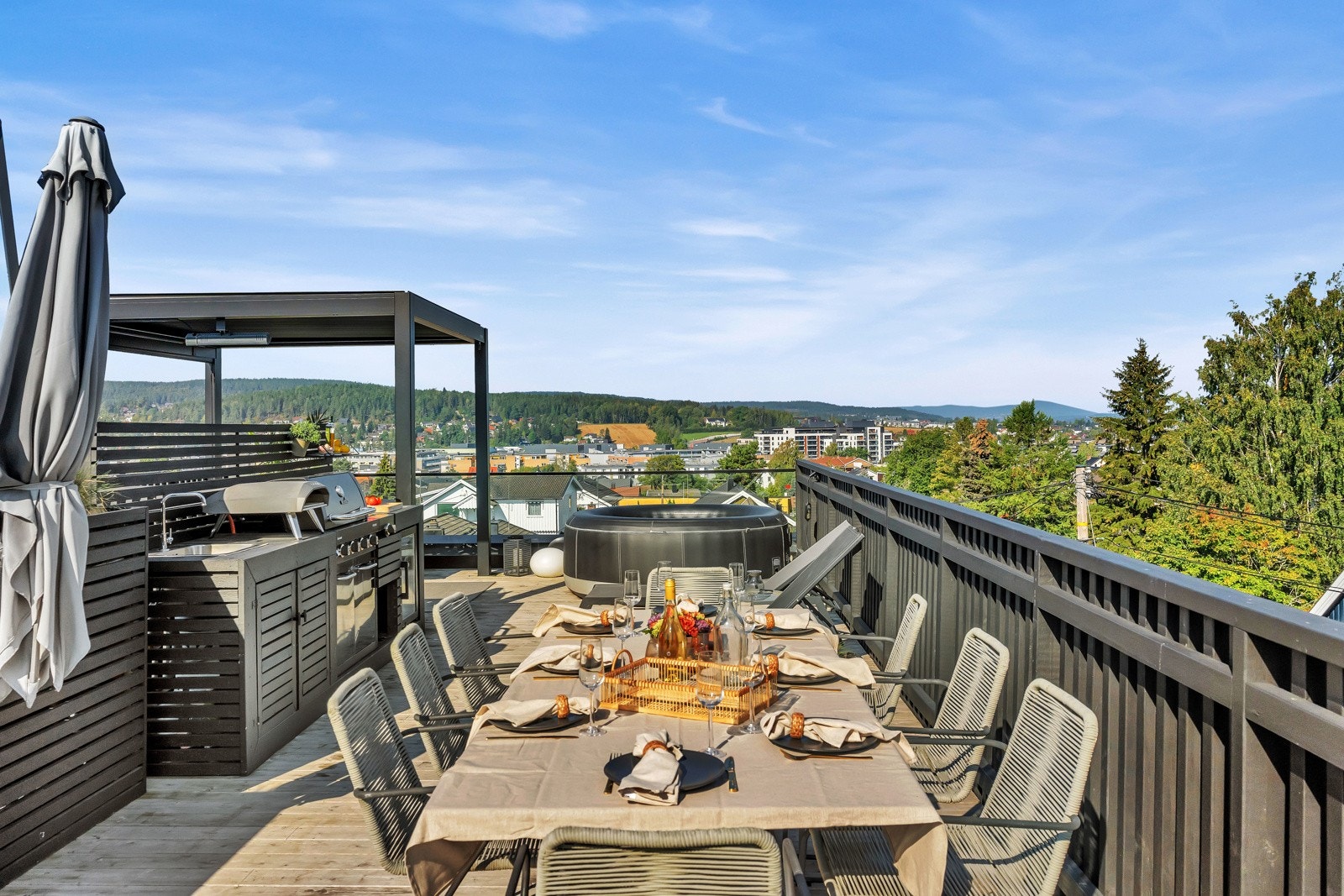 Takterrassen er til å være stolt av og inviterer til hyggelige stunder med familie og gjester. Galleribilde