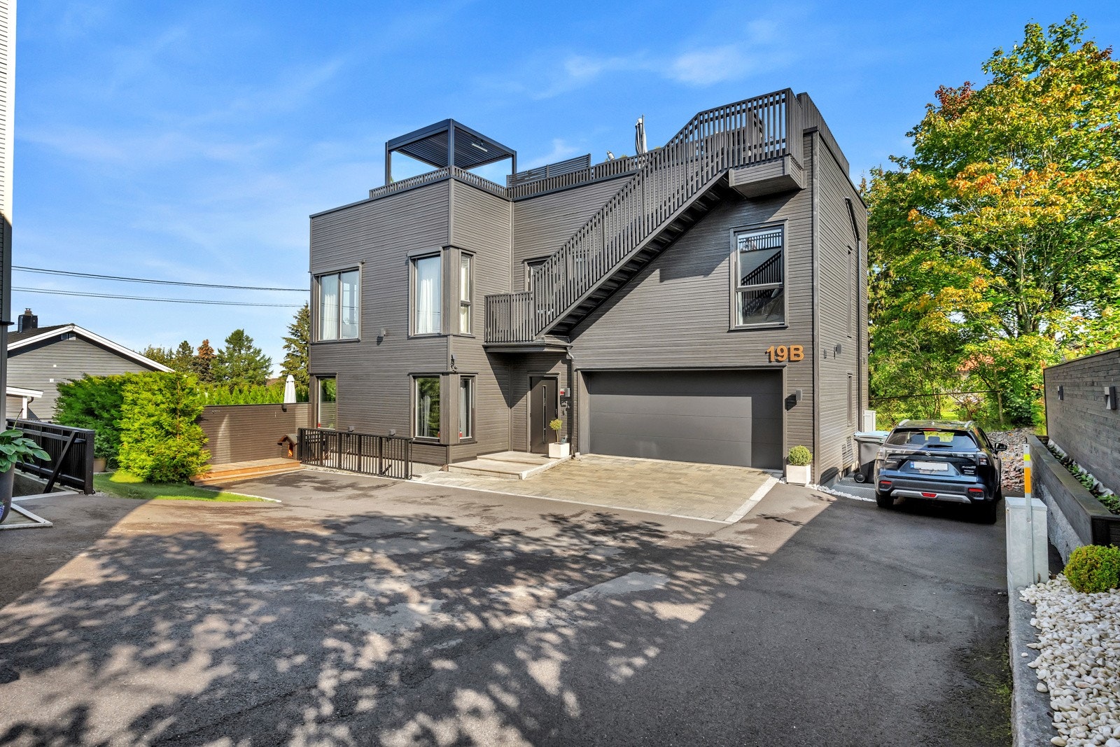 Integrert garasje på 33 kvadratmeter tilbyr praktisk parkeringsplass for to biler Galleribilde