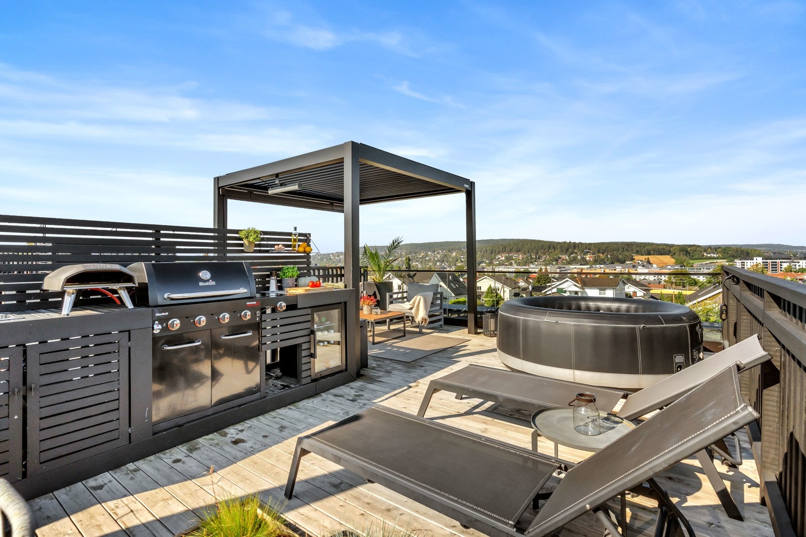 Lysforholdene er gode takket være terrassedørens trelags isolerglass og de åpne områdene som inviterer dagslyset inn. Galleribilde