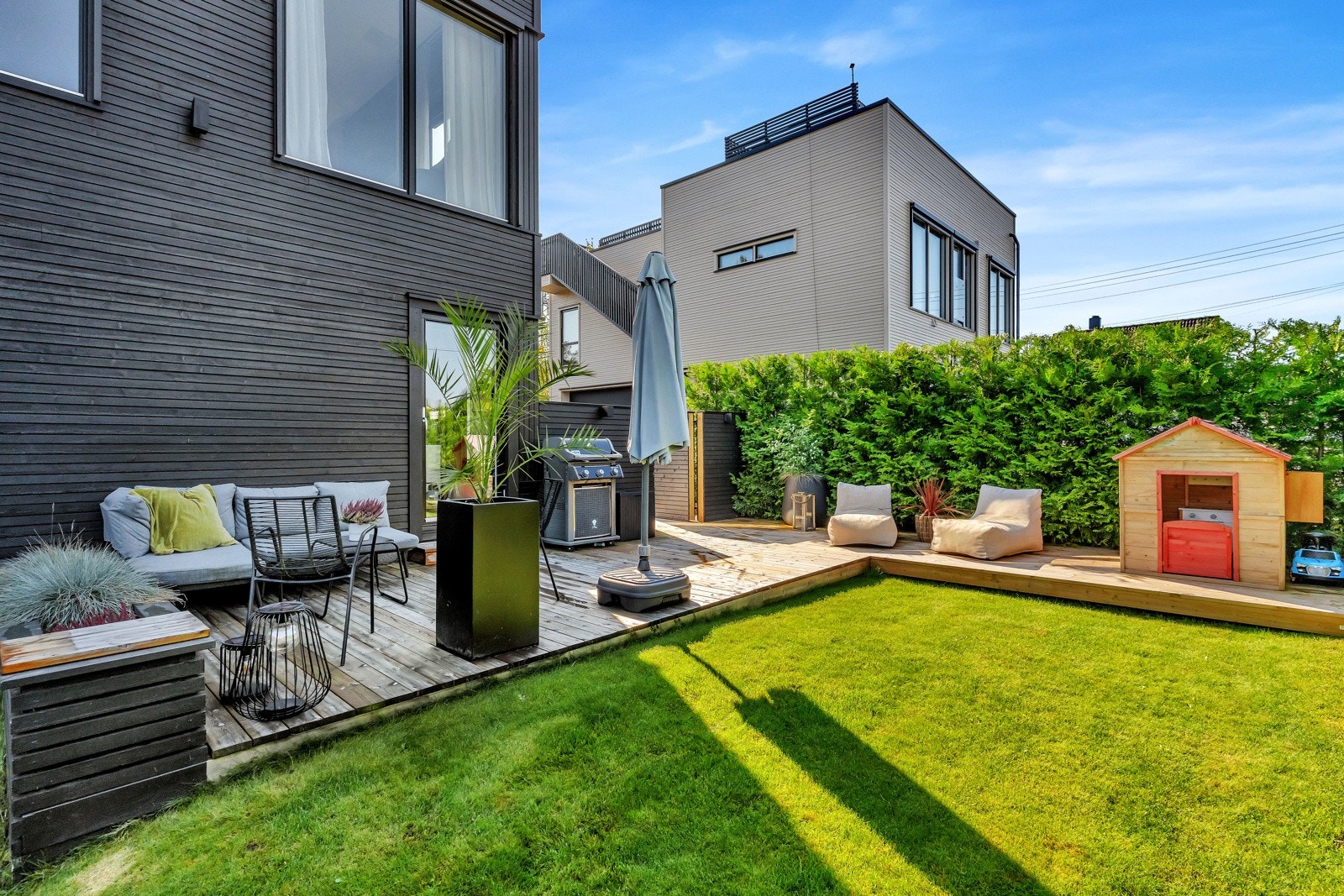 Nabolaget er preget av eneboliger med sjenerøse tomtestørrelser og et veletablert miljø, noe som skaper en følelse av eksklusivitet og privatliv. Galleribilde