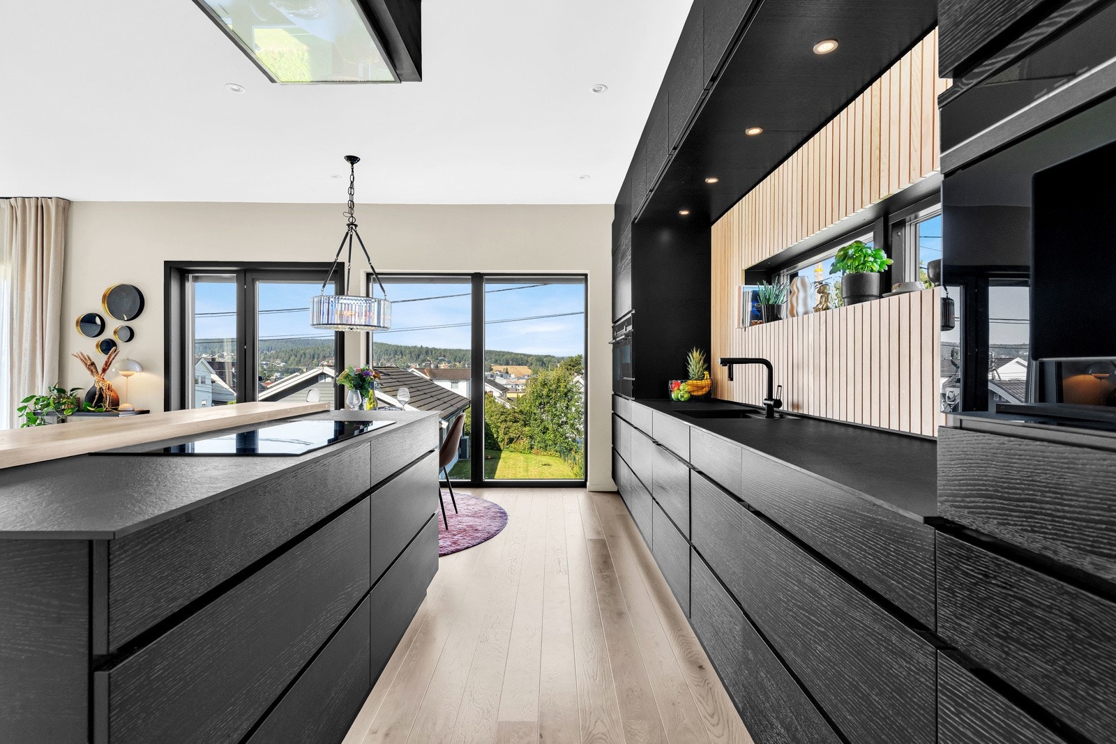 Integrerte hvitevarer som platetopp, komfyr, kombiovn og kjøleskap bidrar til et ryddig og estetisk tiltalende uttrykk. Galleribilde