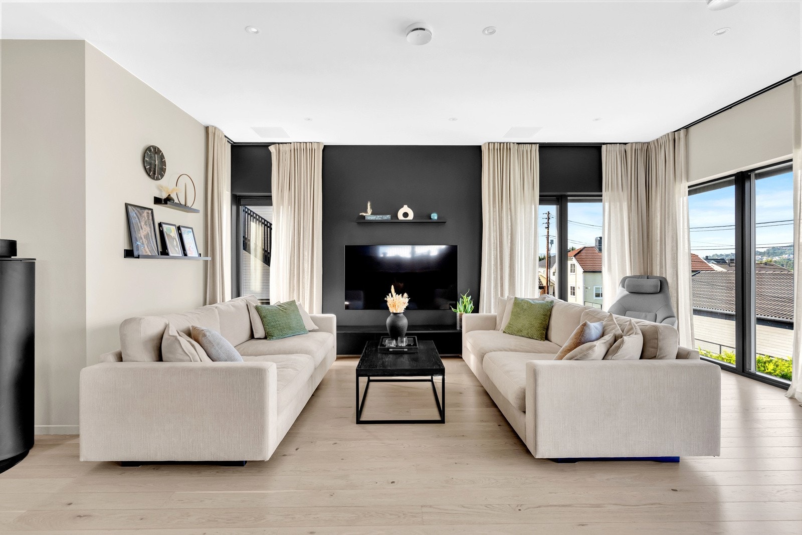 Detaljer som en elegant fargepalett og materialvalg gir rommet en eksklusiv følelse som passer godt inn i boligens moderne funkisstil. Integrert takhøytalere Galleribilde