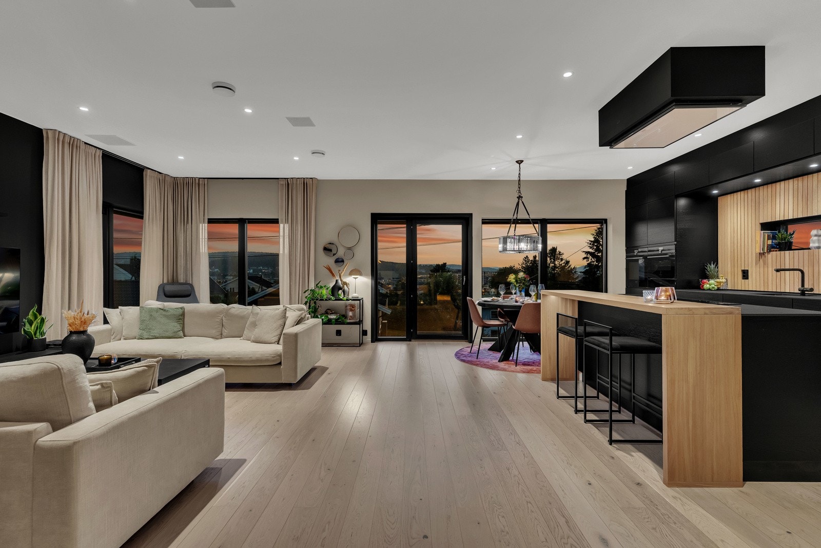 Med sine ca. 56 kvadratmeter byr stuen på generøse dimensjoner som inviterer til variert møblering og flere soner for avslapning og sosialt samvær. Galleribilde