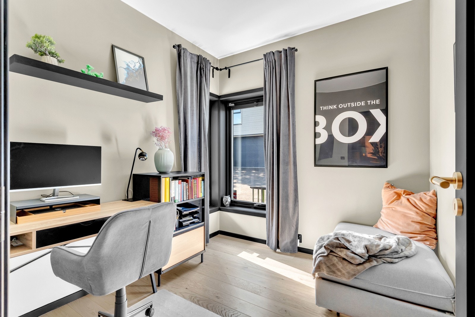 Her er det god plass til både seng, kontor og tilleggs møblement. Galleribilde